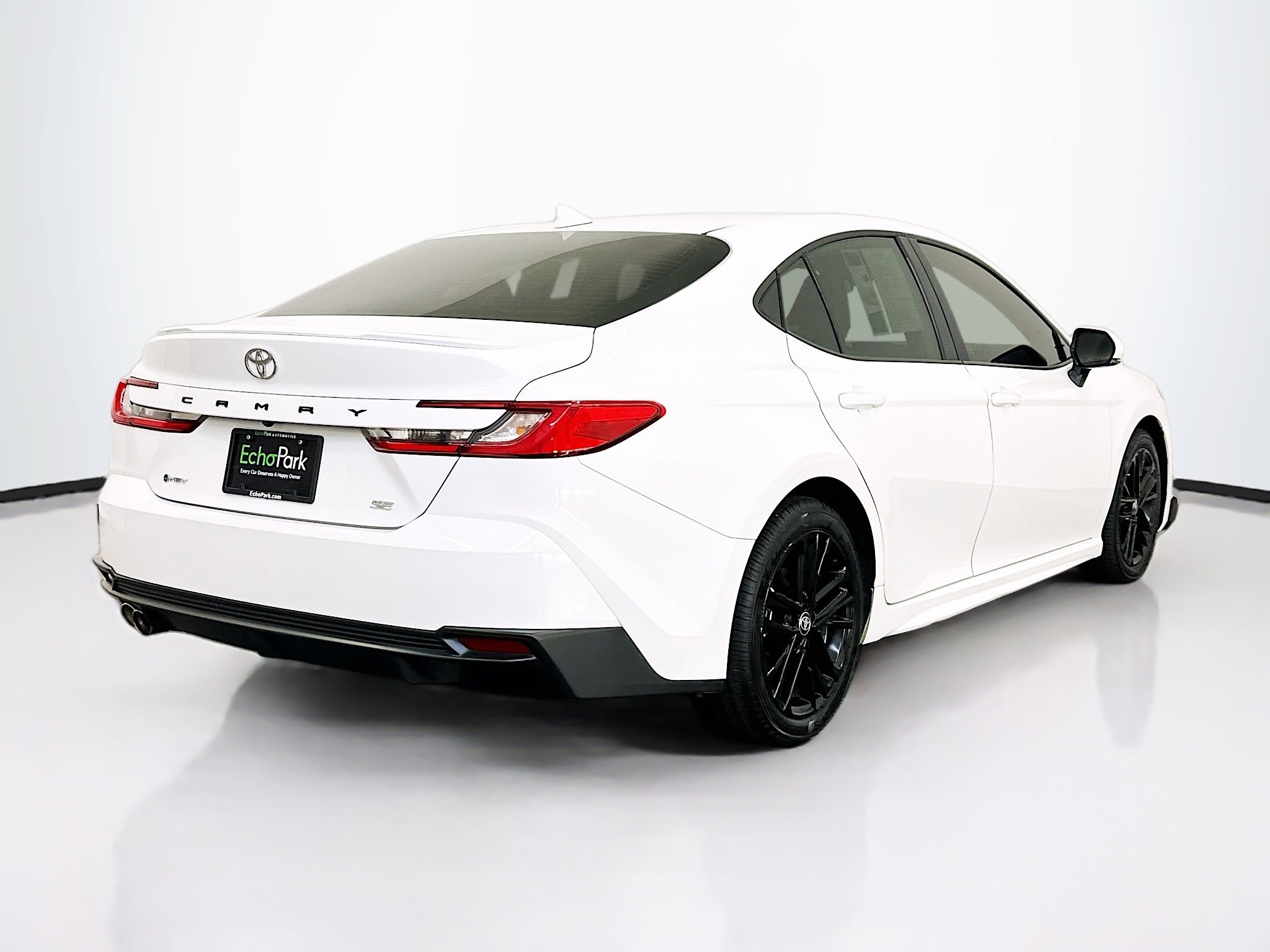 Used 2025 Toyota Camry SE FWD image 9