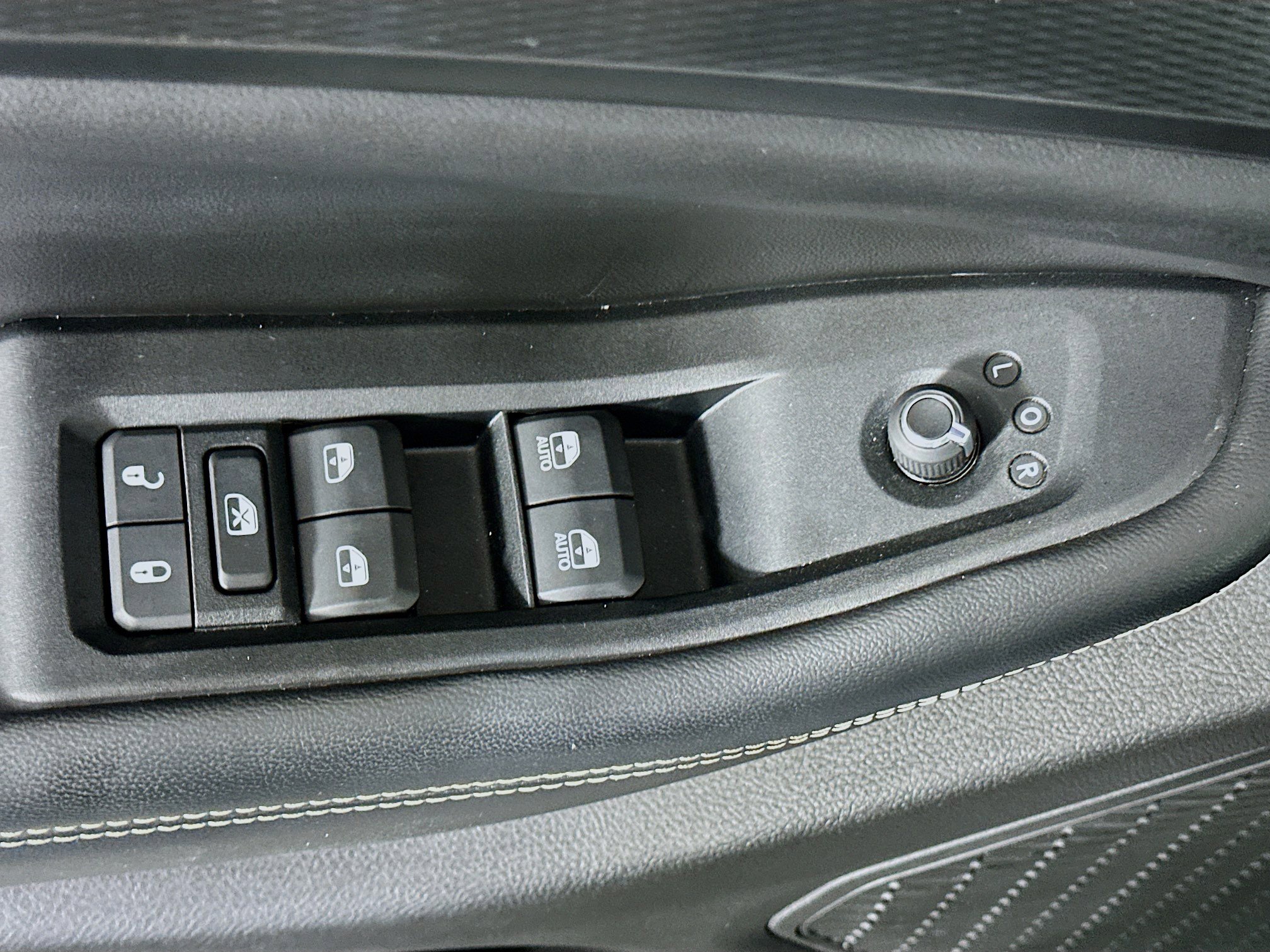 Used 2023 Jeep Grand Cherokee Laredo image 15