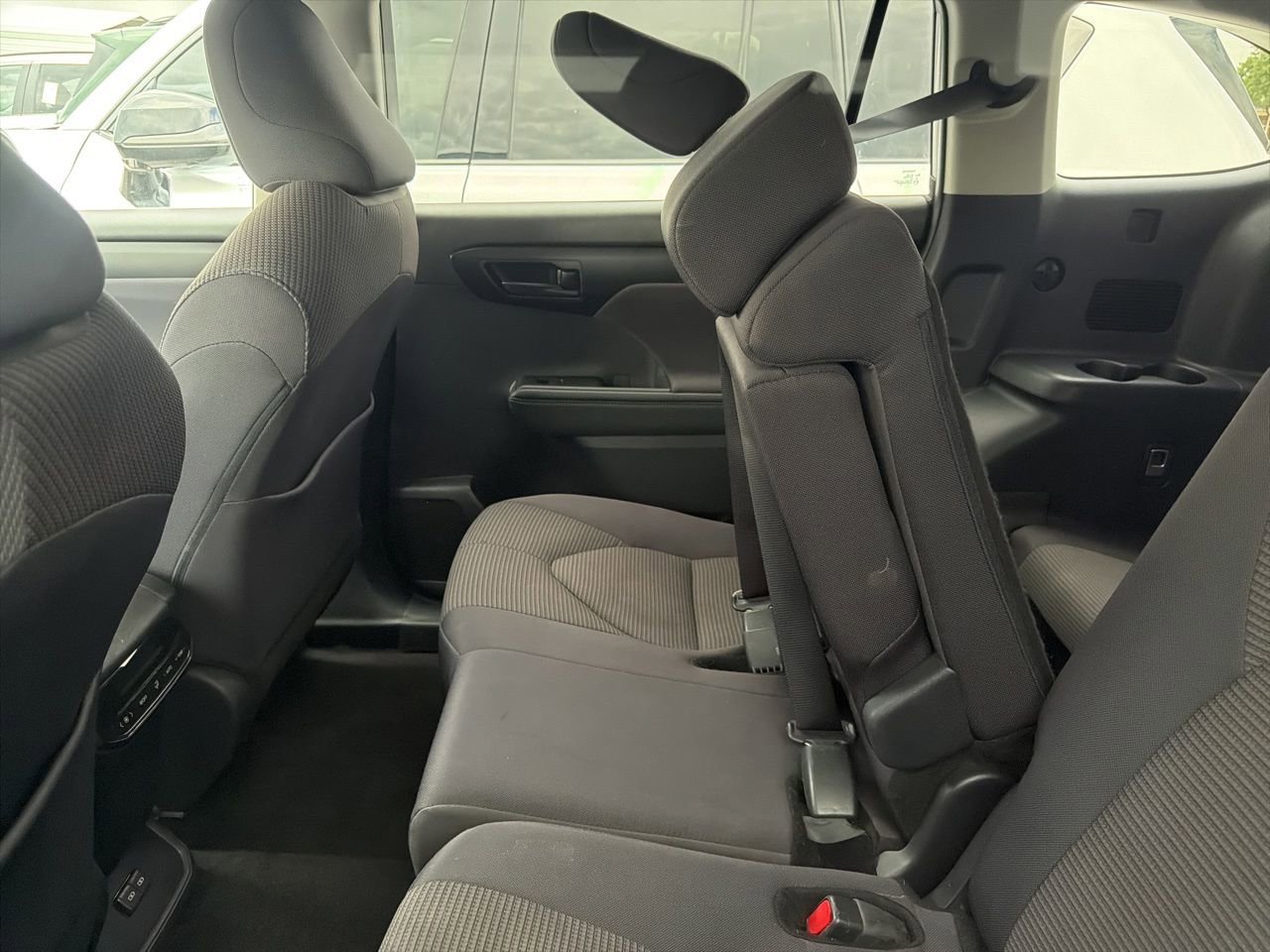 Used 2025 Toyota Highlander LE FWD image 9