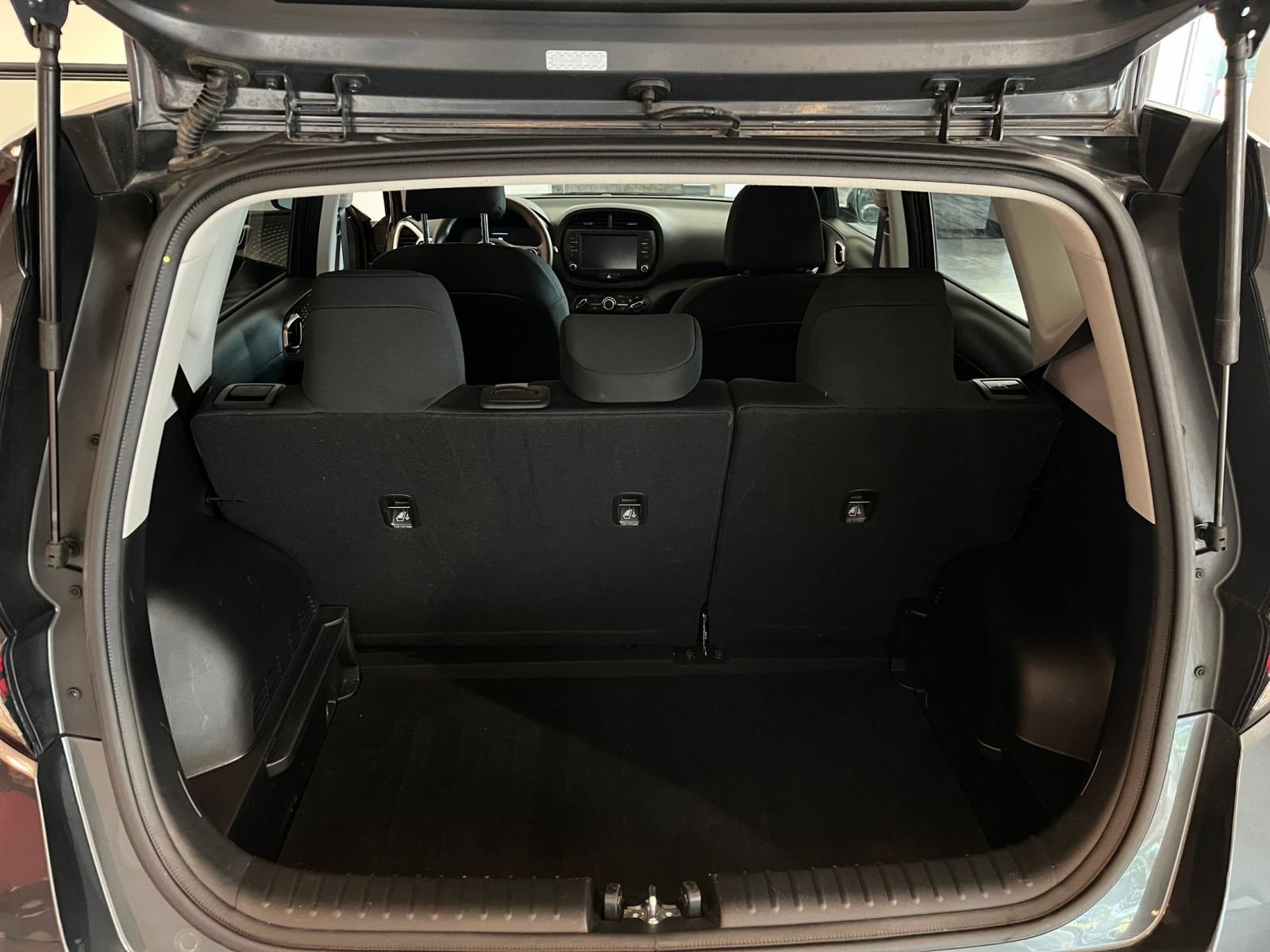 Used 2025 Kia Soul LX w/ LX Technology Package FWD image 30