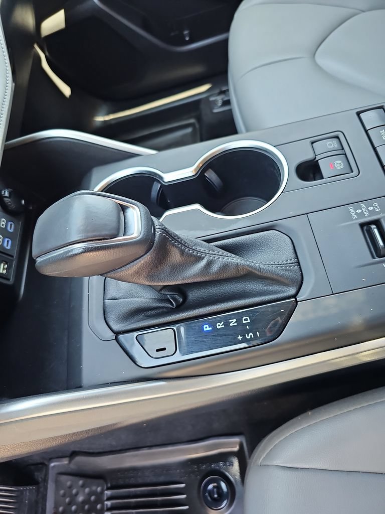 Used 2022 Toyota Highlander XLE AWD/4WD image 20