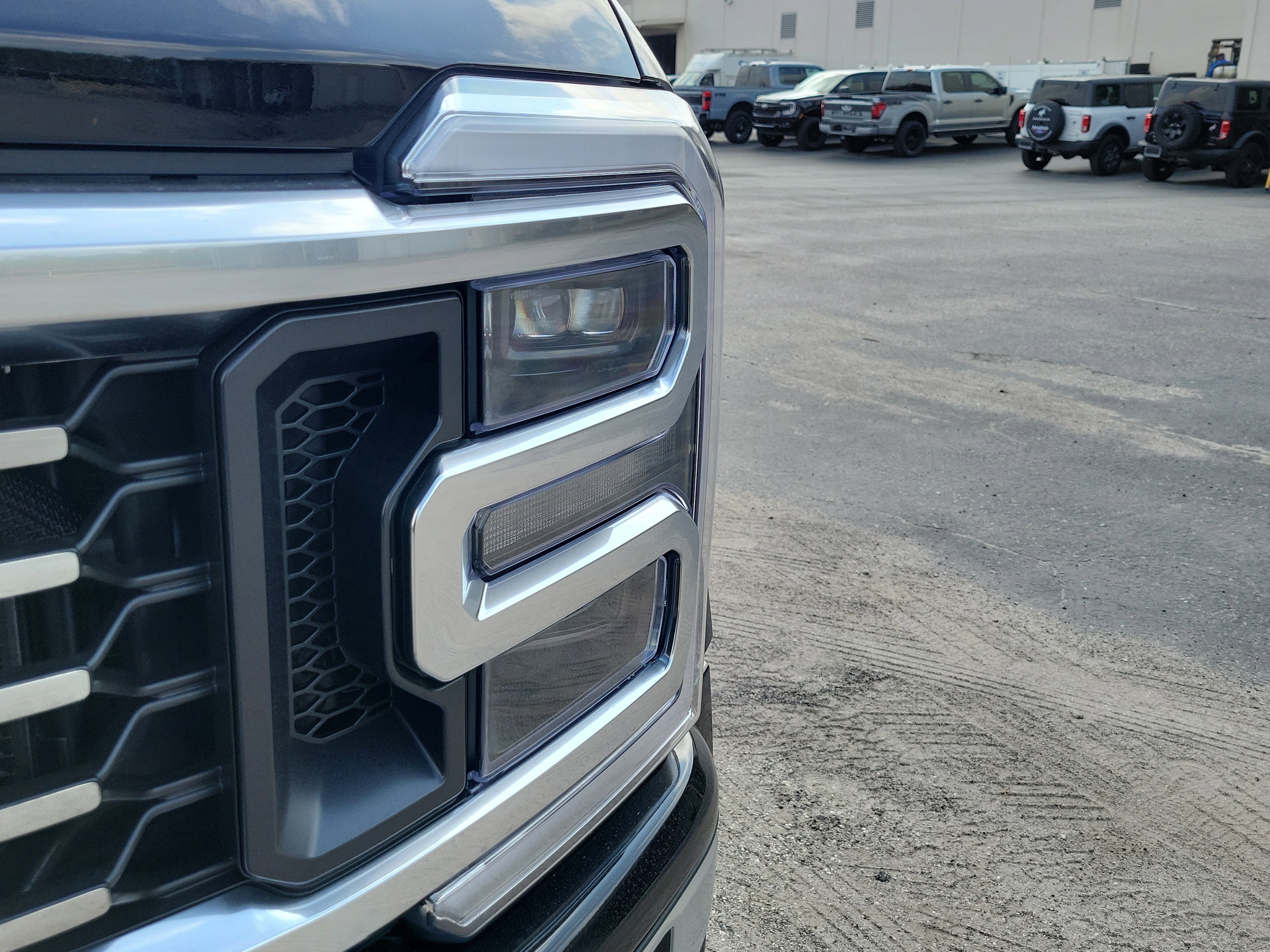 New 2026 Ford F450 Platinum w/ Platinum Plus Package AWD/4WD video 3