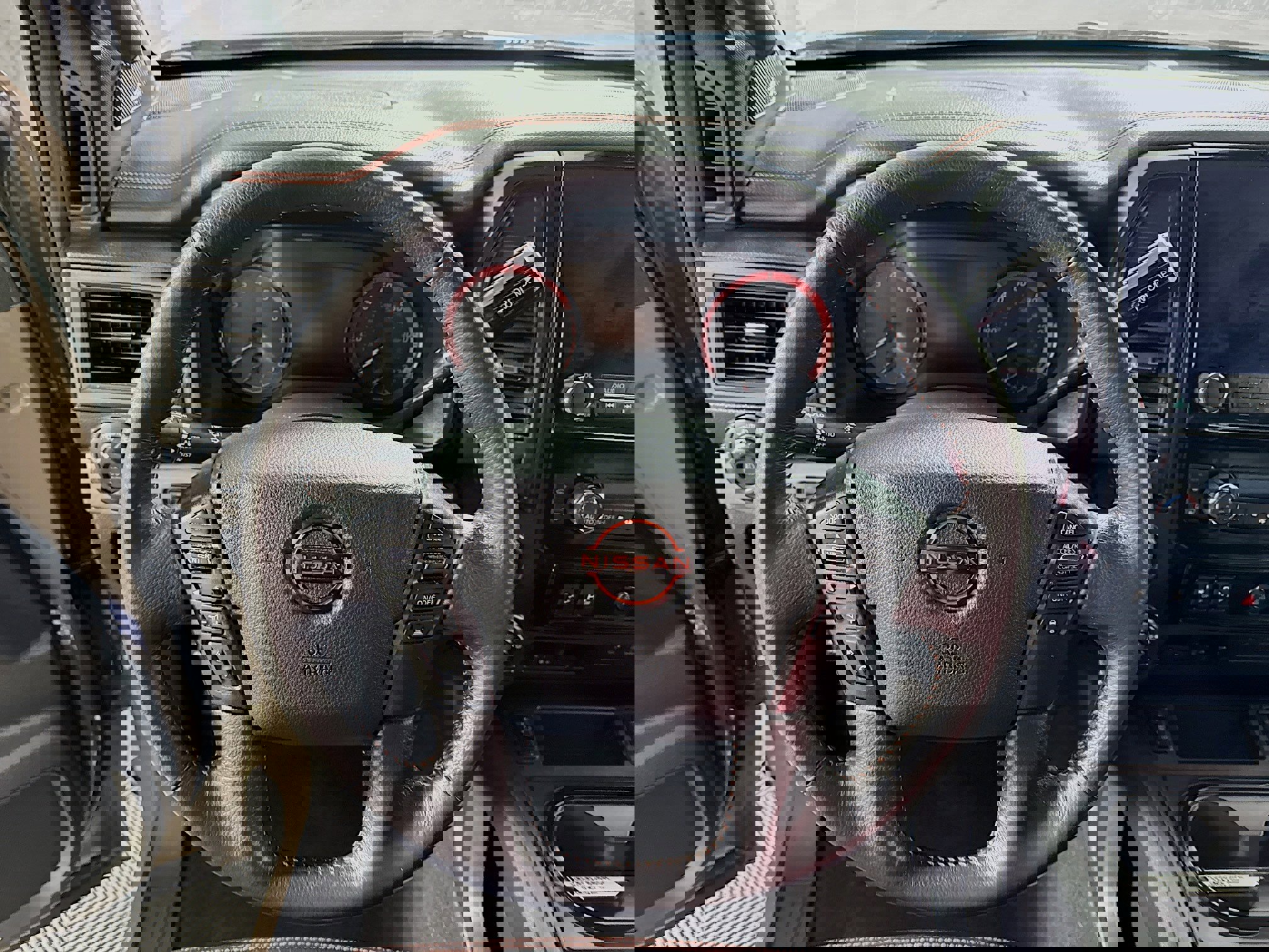 Used 2024 Nissan Titan PRO-4X w/ Pro-4x Convenience Package image 14