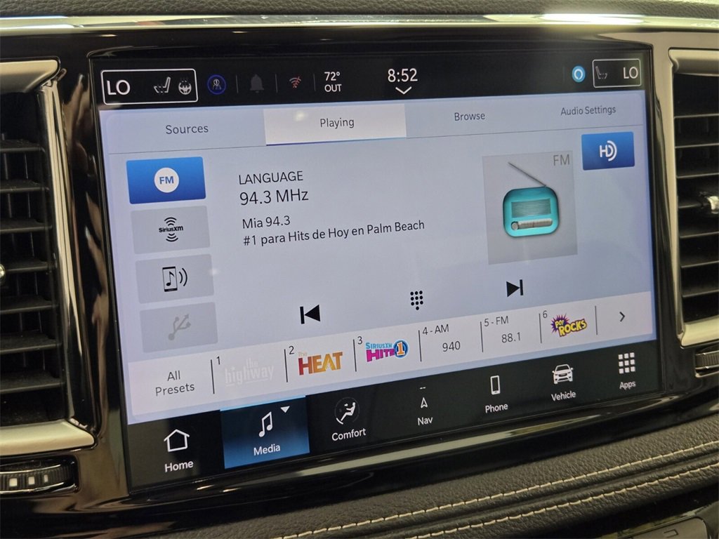 Used 2024 Chrysler Pacifica Select image 17