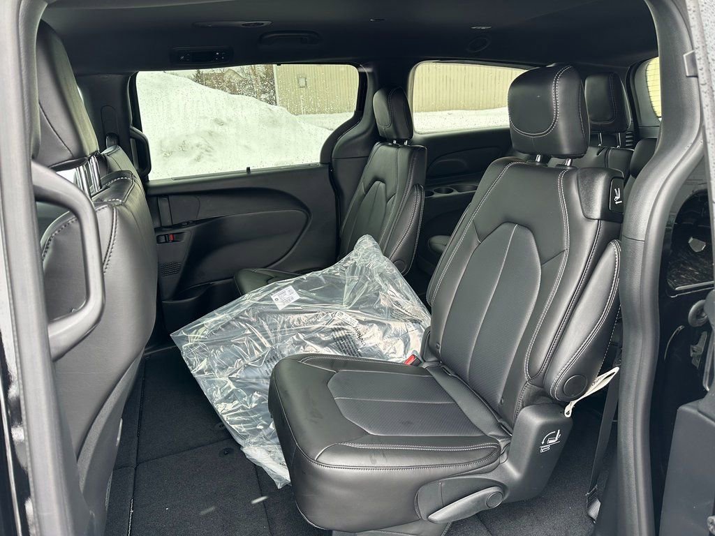 New 2026 Chrysler Pacifica Select image 14