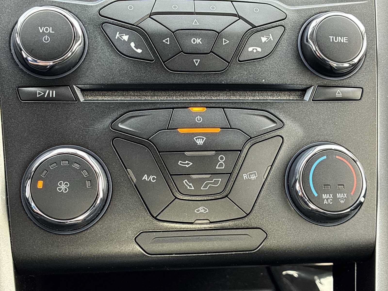 Used 2018 Ford Fusion SE FWD image 16