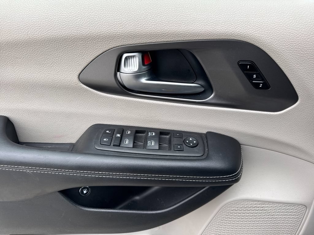Used 2023 Chrysler Pacifica Touring-L FWD image 10