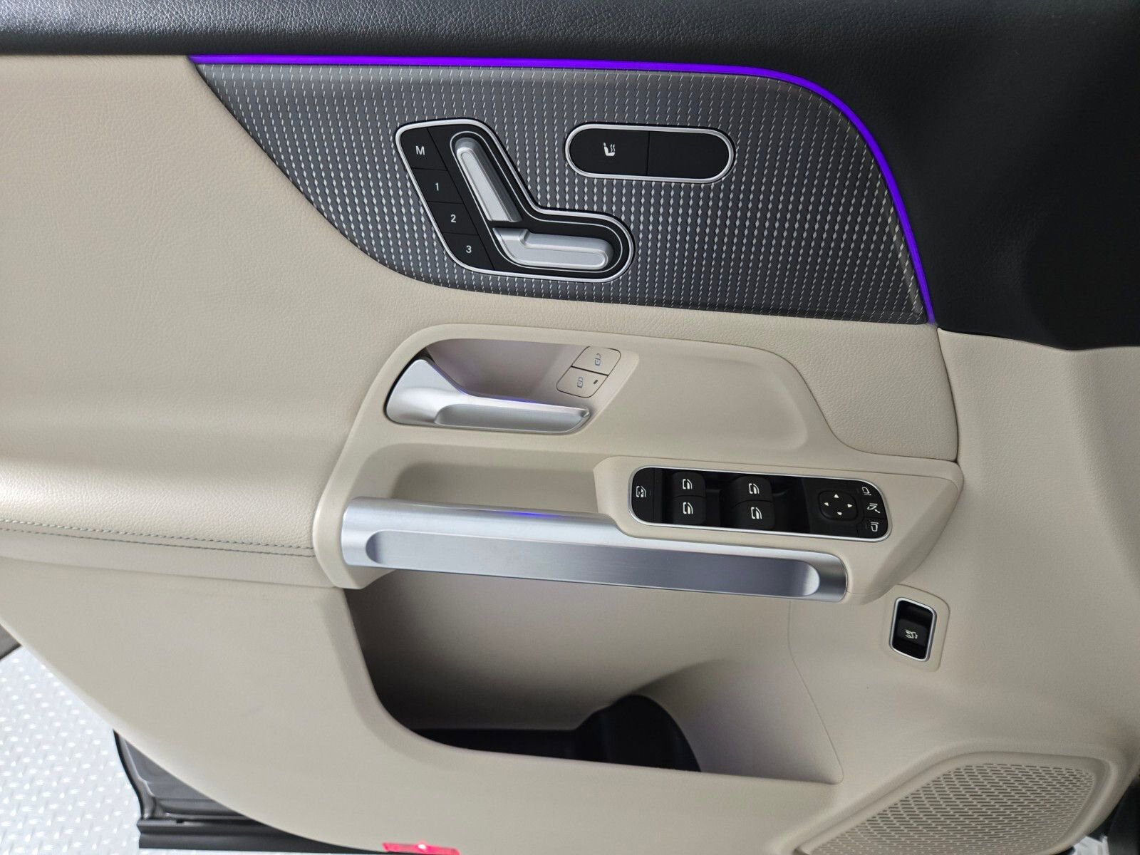 Used 2021 Mercedes-Benz GLB 250 4MATIC w/ Premium Package image 20