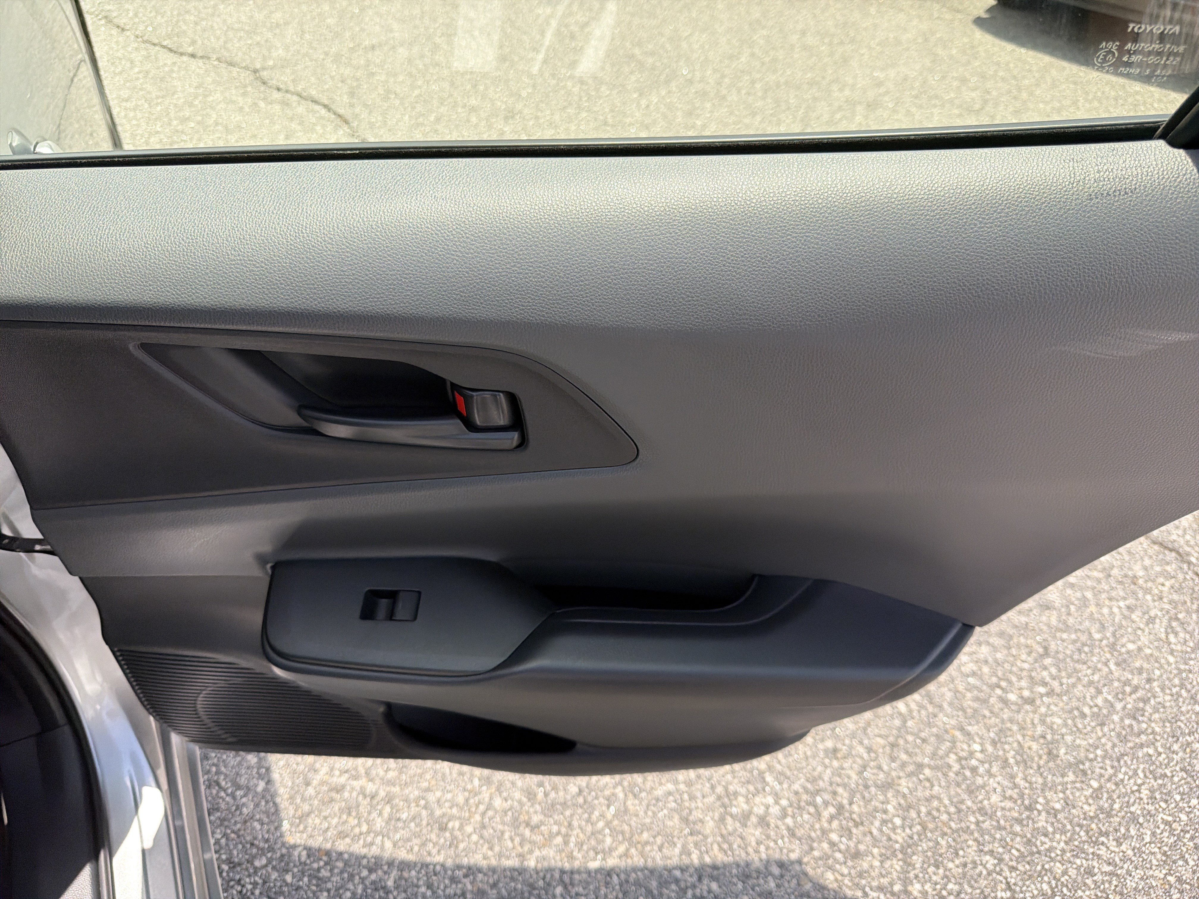 Certified 2025 Toyota Prius LE FWD image 27
