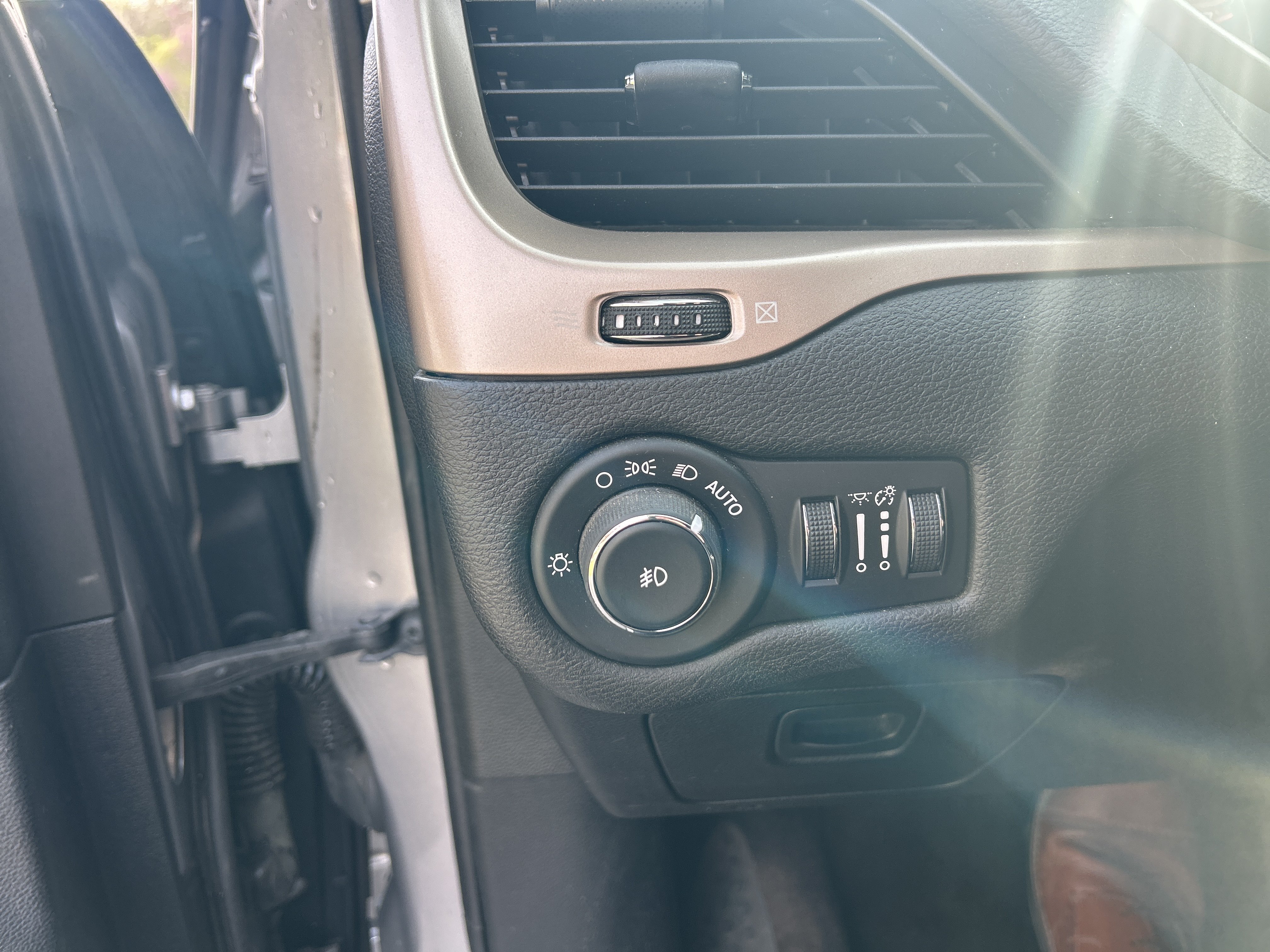 Used 2017 Jeep Cherokee Latitude AWD/4WD image 19