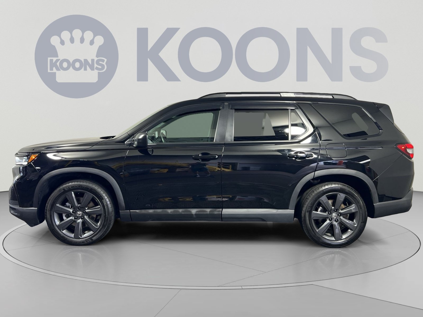 Used 2025 Honda Pilot Sport image 2