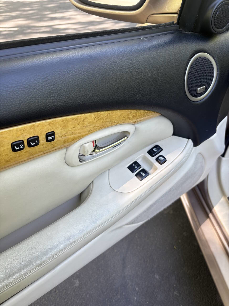 Used 2004 Lexus SC 430 Convertible image 16