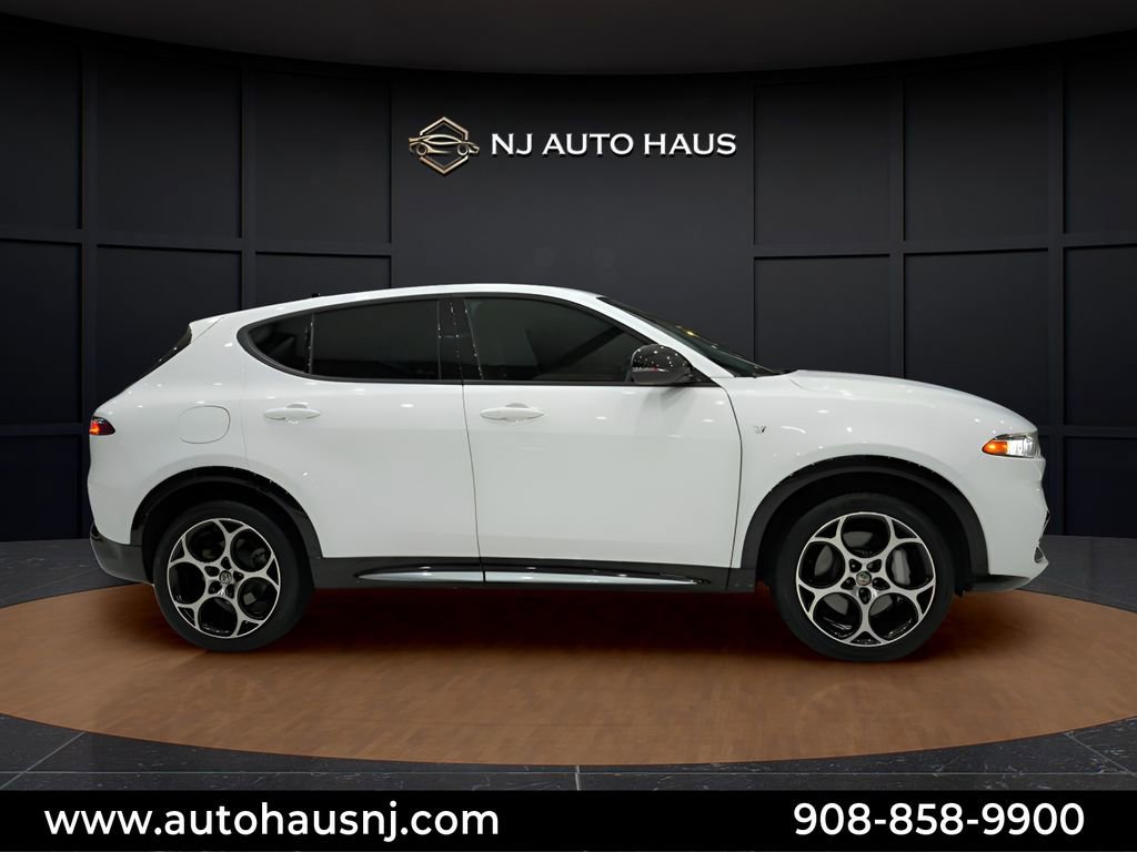 Used 2024 Alfa Romeo Tonale Ti w/ Premium Interior Package AWD/4WD image 2