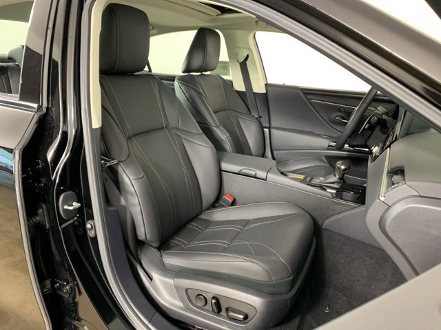Used 2025 Lexus ES 300h w/ Luxury Package image 40