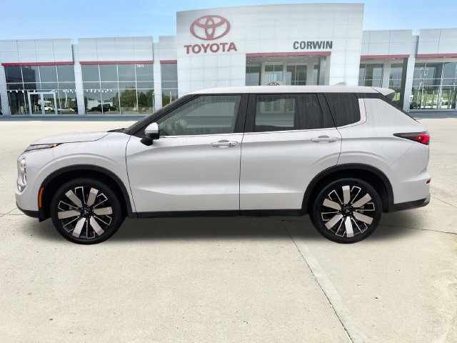 Used 2025 Mitsubishi Outlander SE AWD/4WD image 2