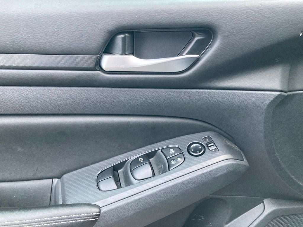 Used 2025 Nissan Altima 2.5 SV FWD image 11