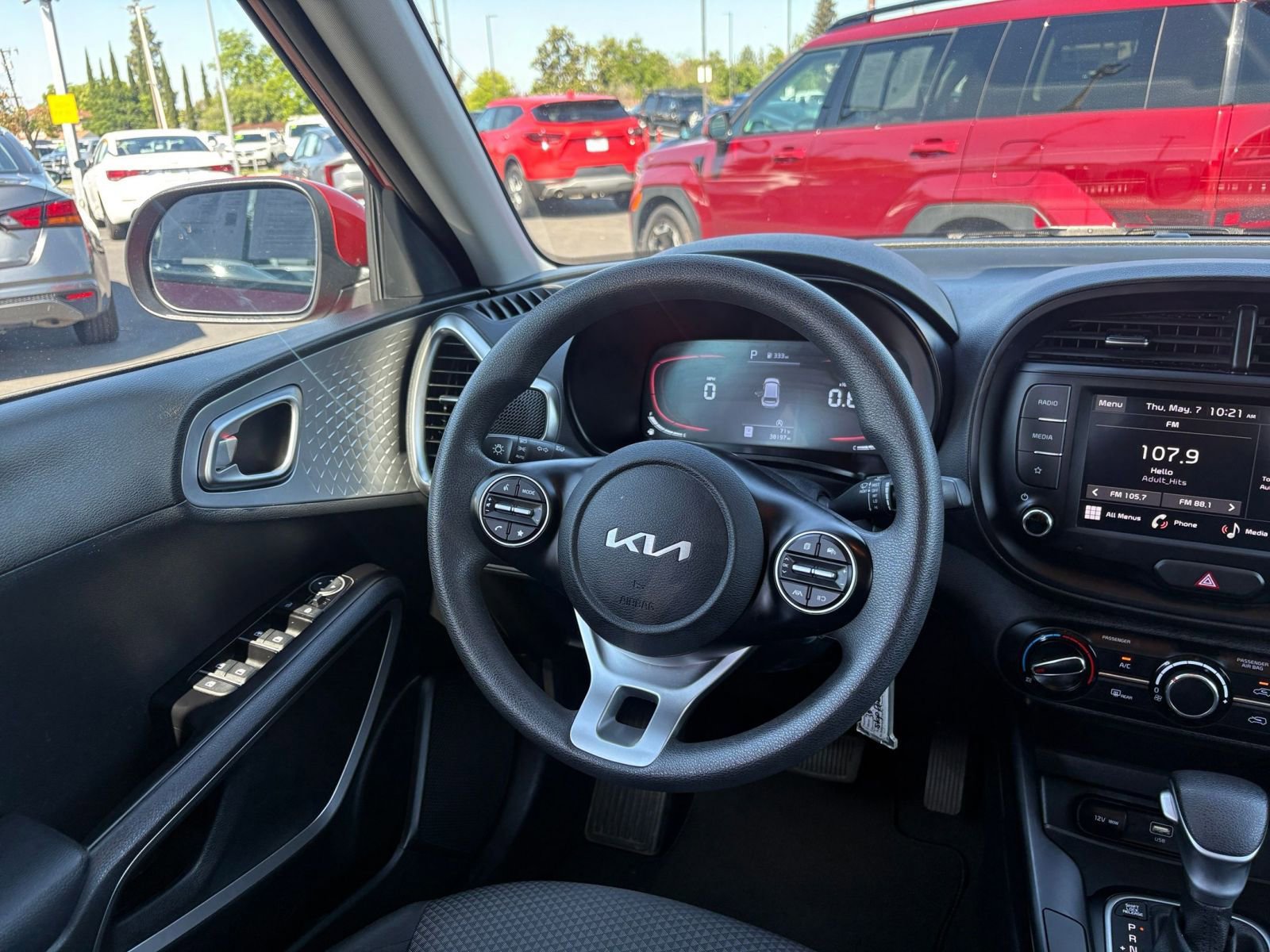 Used 2025 Kia Soul LX w/ LX Technology Package FWD image 32