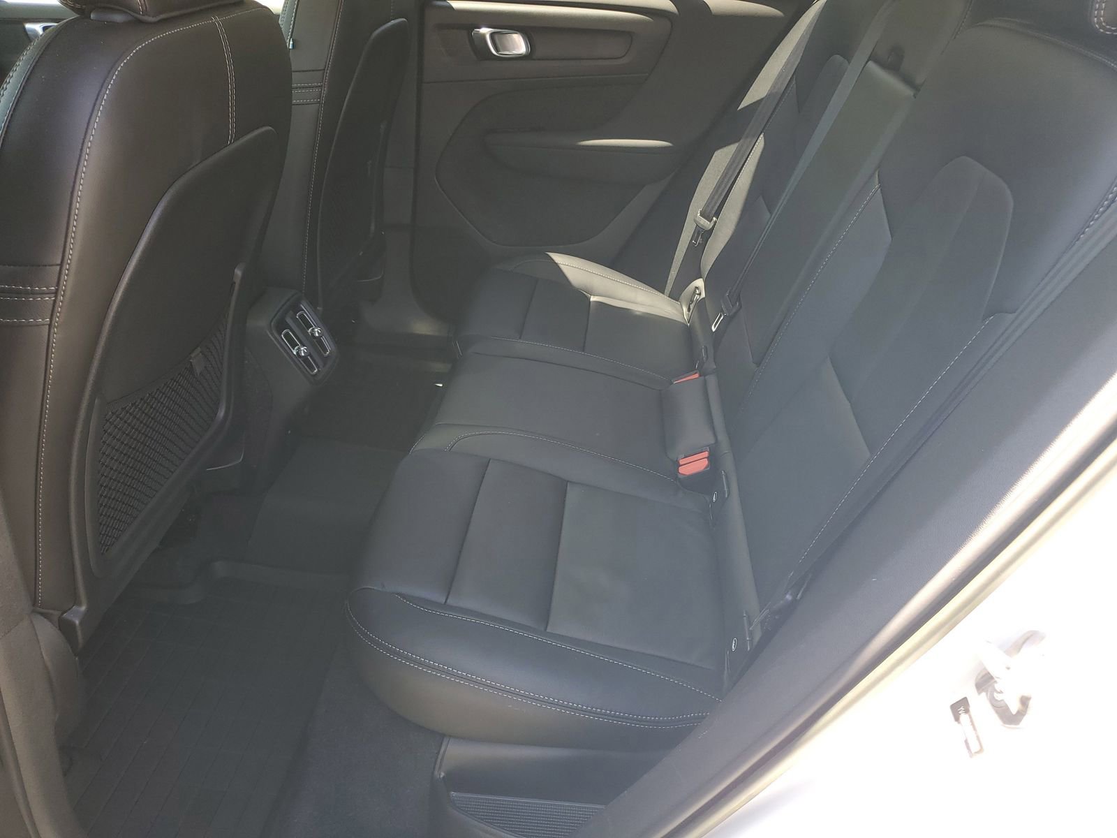 Used 2022 Volvo XC40 T5 Momentum image 22