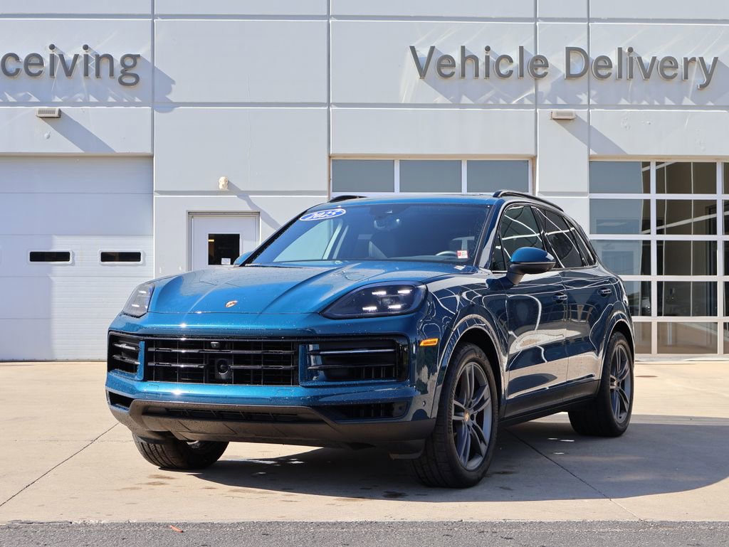 Used 2025 Porsche Cayenne S AWD/4WD image 3