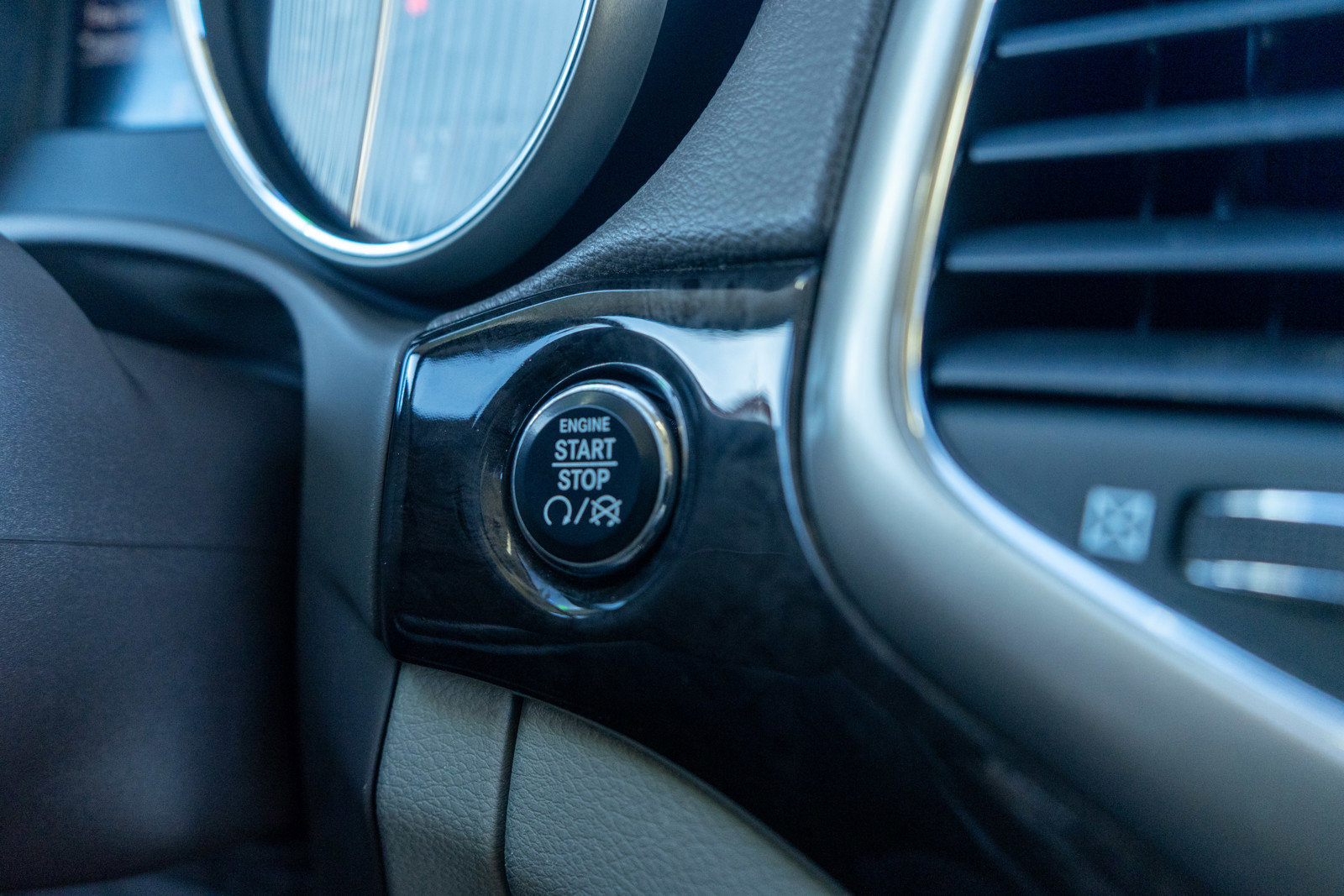 Used 2013 Jeep Grand Cherokee Laredo image 24