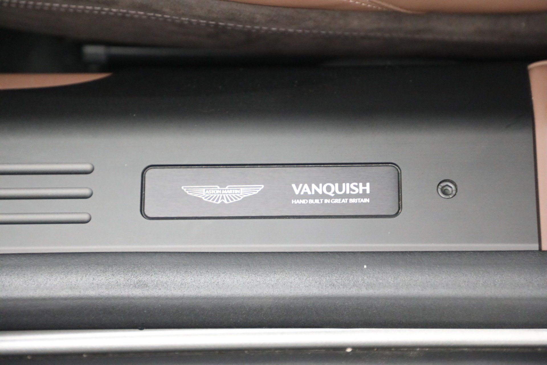 Used 2025 Aston Martin Vanquish RWD image 17