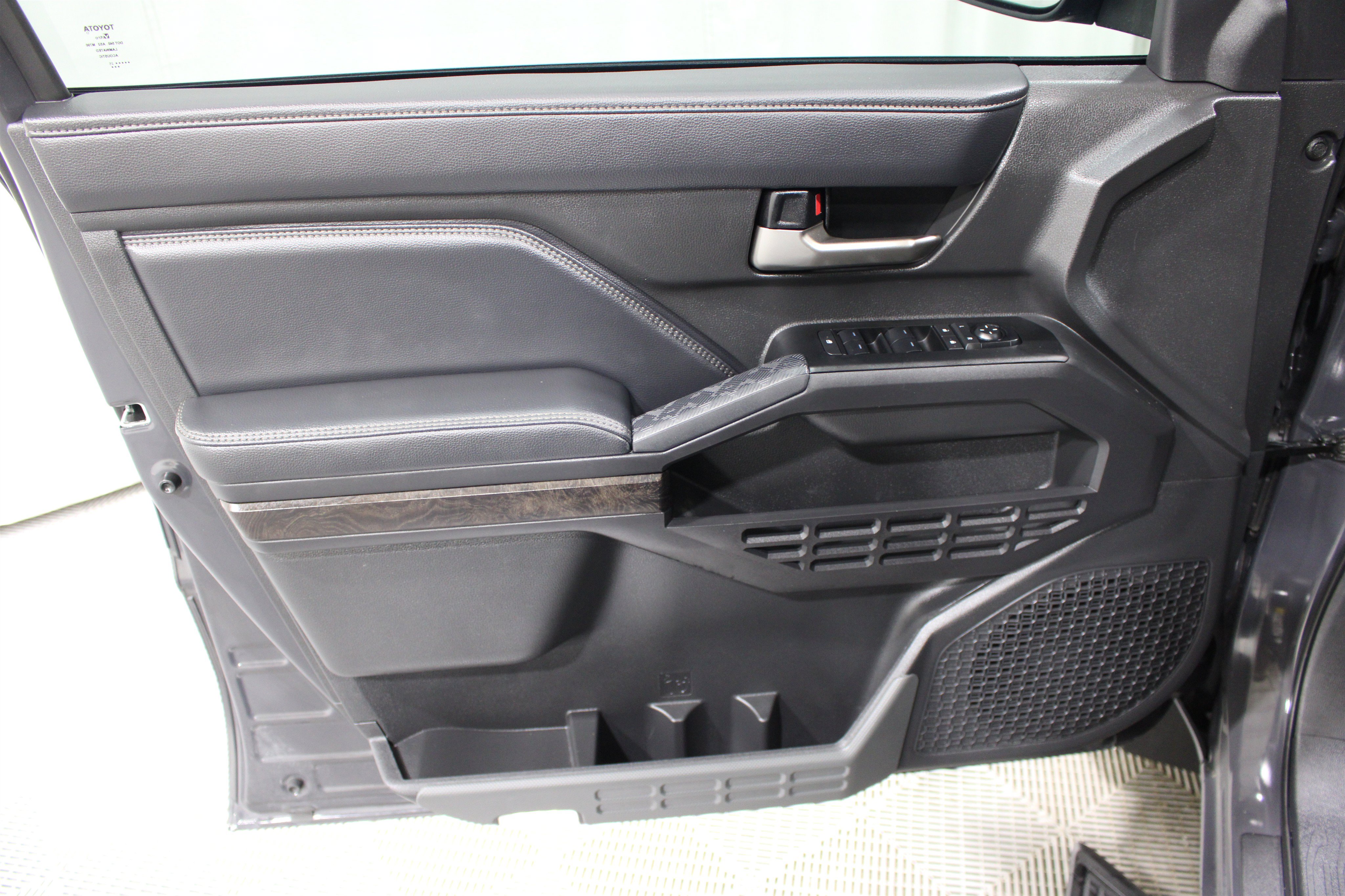 Used 2025 Toyota Tacoma Limited AWD/4WD image 6