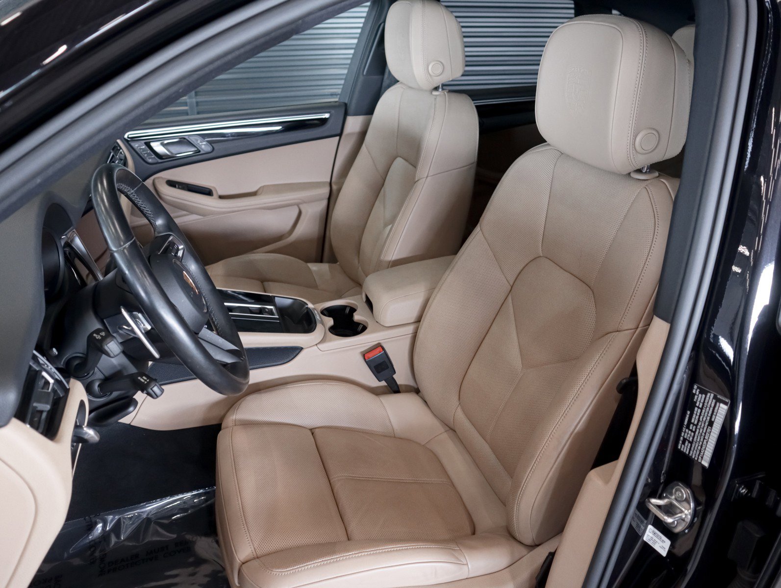 Certified 2023 Porsche Macan image 5