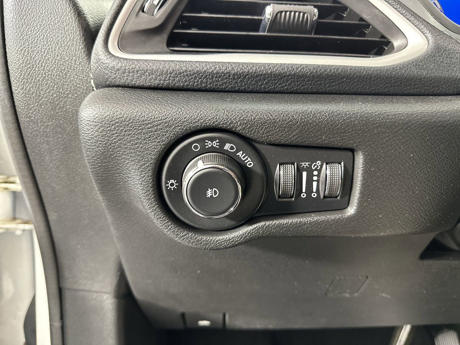 Used 2023 Chrysler Pacifica Touring image 18