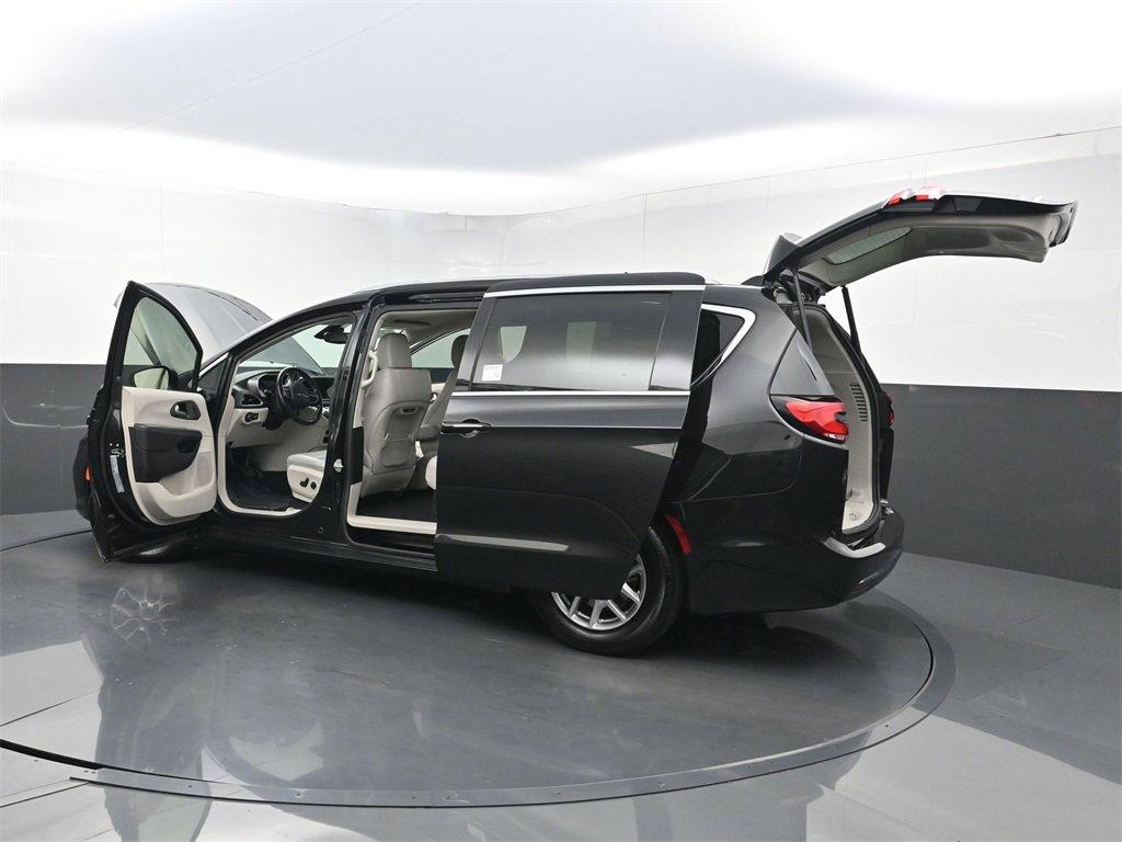 Used 2021 Chrysler Pacifica Touring-L image 40