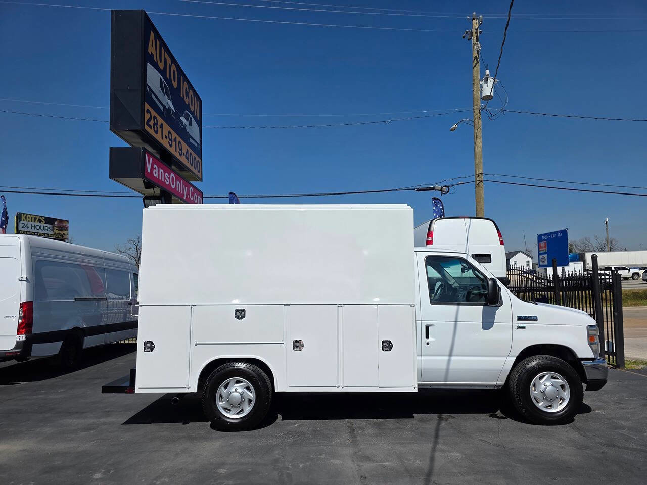Used 2019 Ford E-350 and Econoline 350 Super Duty w/ Power Windows & Locks Group image 3