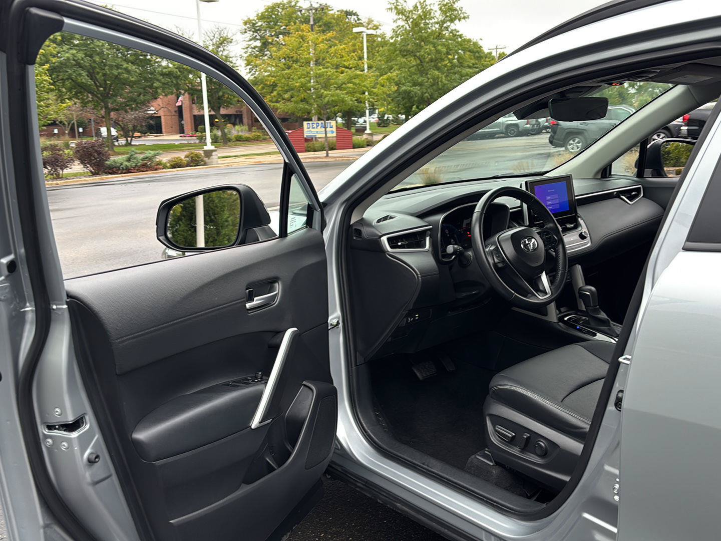 Used 2025 Toyota Corolla Cross XLE AWD/4WD image 2