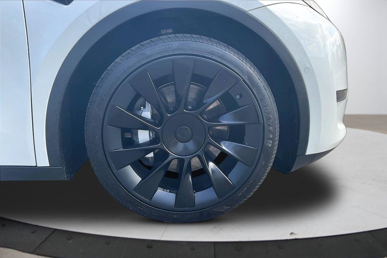 Used 2022 Tesla Model Y Long Range image 36
