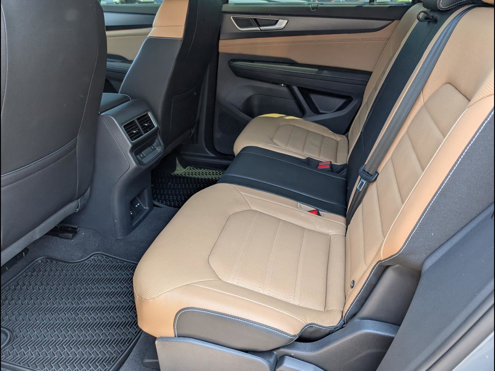 Used 2025 Volkswagen Atlas Cross Sport SEL R-Line AWD/4WD image 14