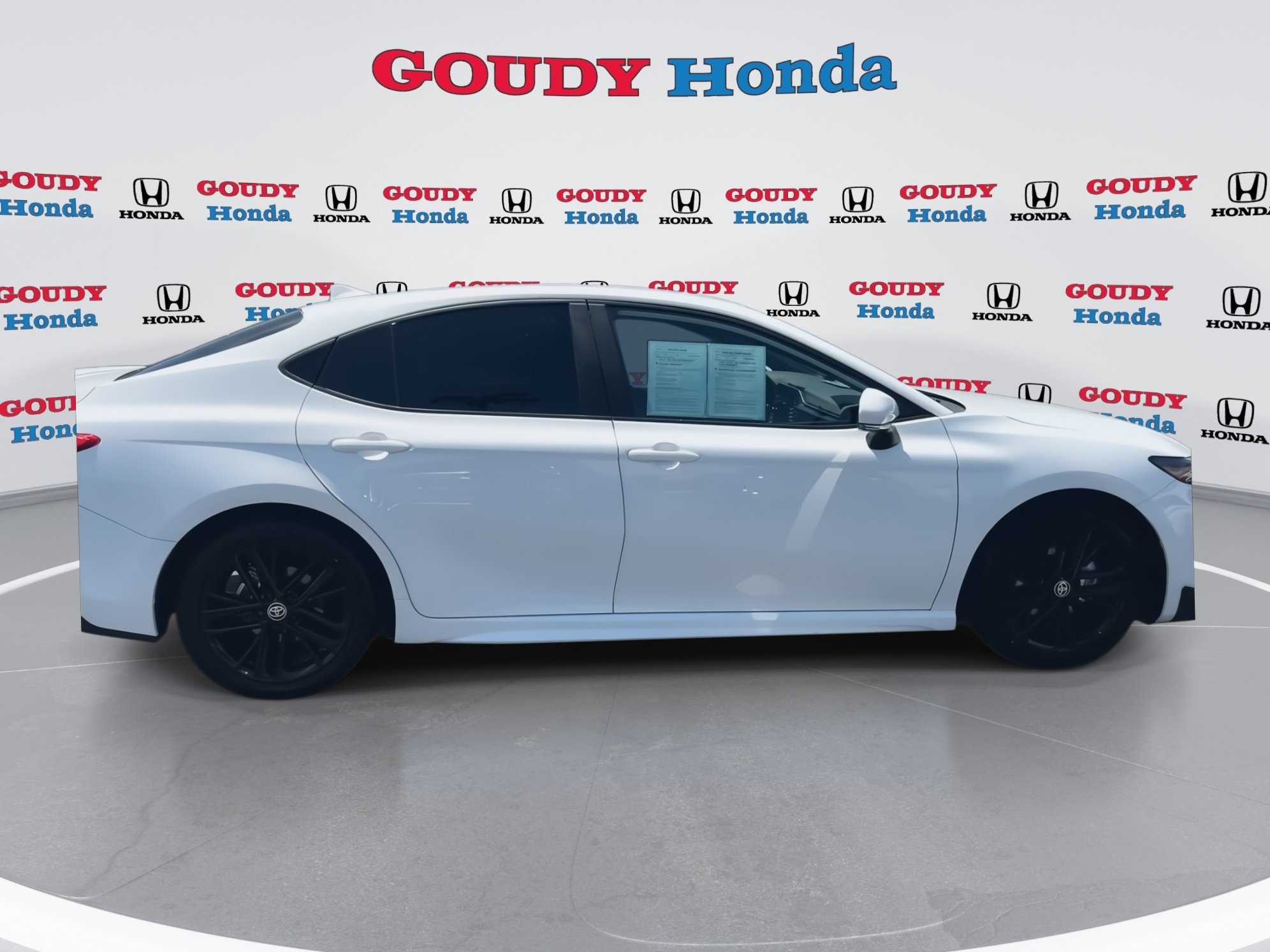 Used 2025 Toyota Camry SE w/ Convenience Package FWD image 9