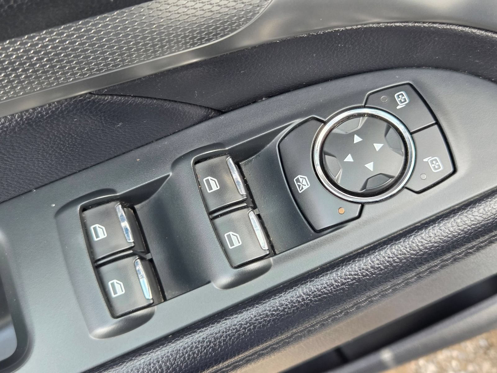 Used 2018 Ford Explorer XLT w/ Equipment Group 202A FWD image 15