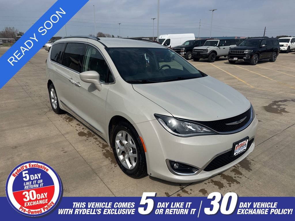 Used 2017 Chrysler Pacifica Touring-L Plus w/ Tire & Wheel Group image 1