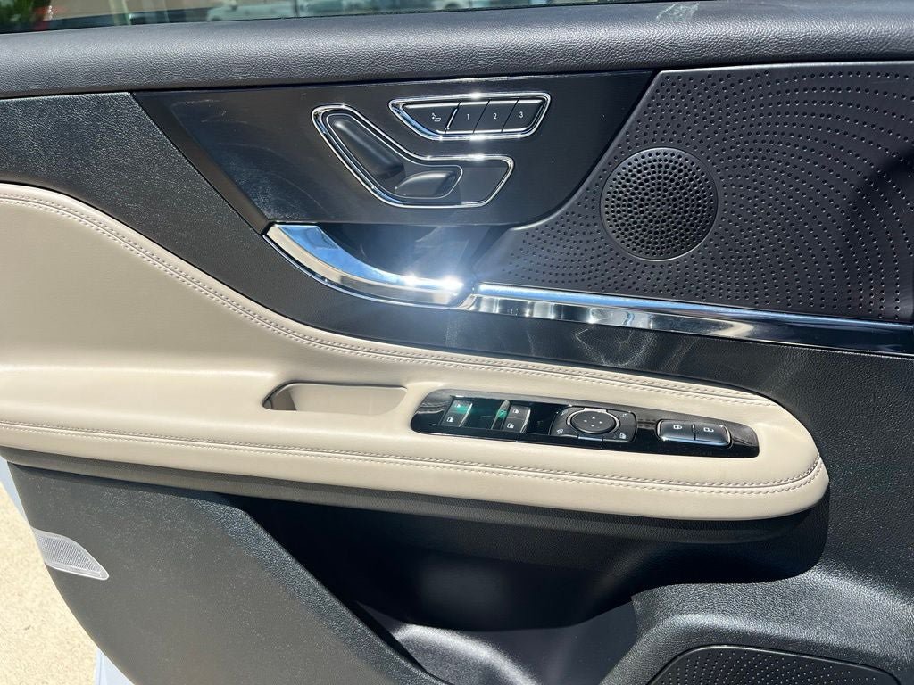 Certified 2025 Lincoln Corsair Reserve FWD image 41