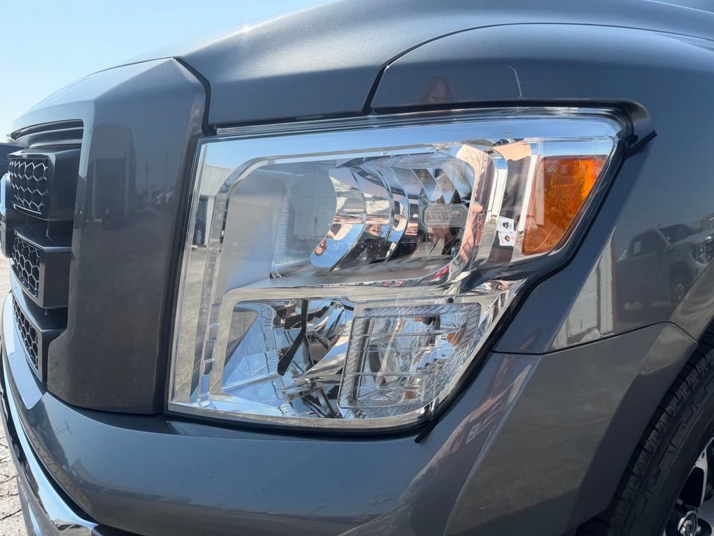 Used 2022 Nissan Titan SV RWD image 11