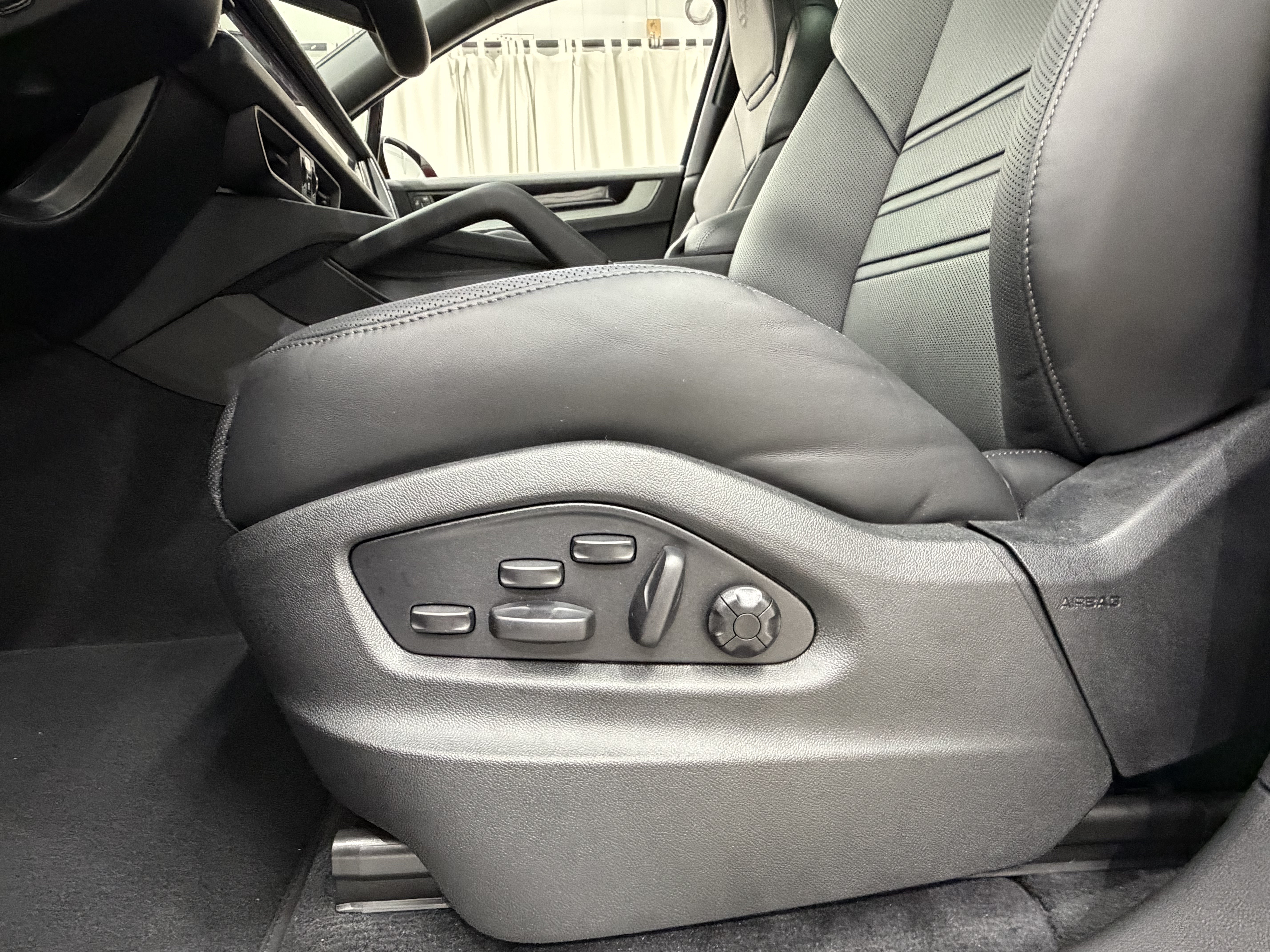 New 2026 Porsche Cayenne Coupe AWD/4WD image 32