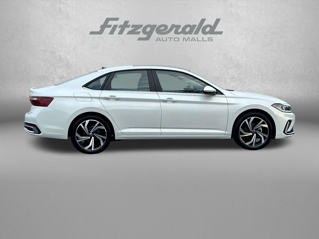 Used 2025 Volkswagen Jetta SEL FWD image 3