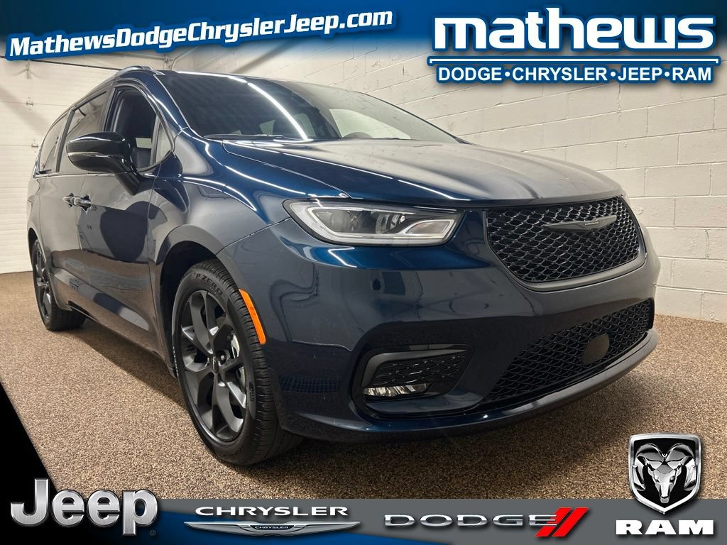 Used 2024 Chrysler Pacifica Touring-L w/ S Appearance Package FWD image 1