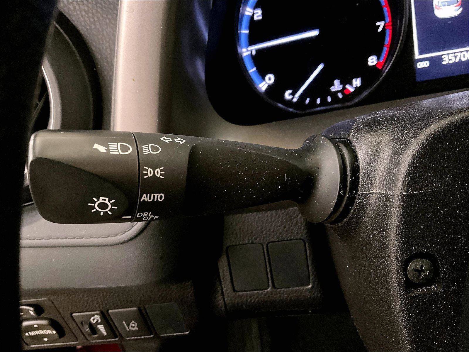 Used 2018 Toyota RAV4 LE FWD image 30