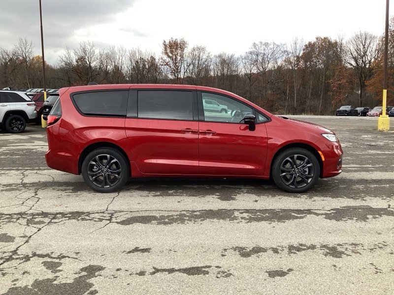 New 2026 Chrysler Pacifica Select image 8