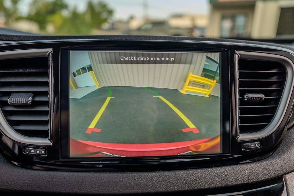 Used 2024 Chrysler Pacifica Touring-L FWD image 30