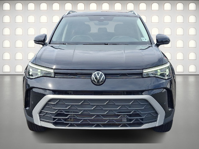 Used 2025 Volkswagen Taos SE w/ Panoramic Sunroof Package AWD/4WD image 2