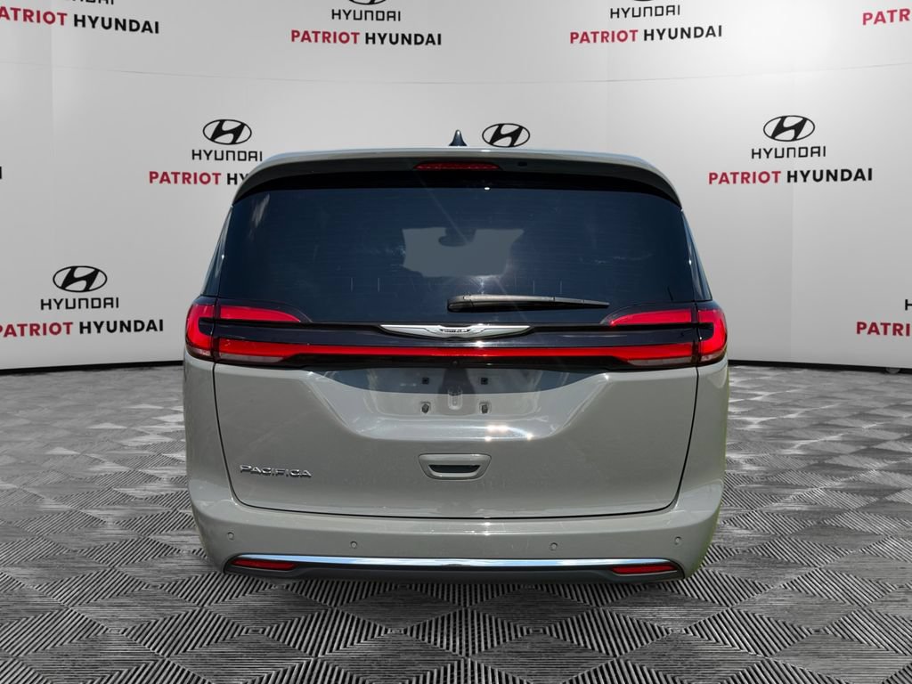 Used 2025 Chrysler Pacifica Select FWD image 4