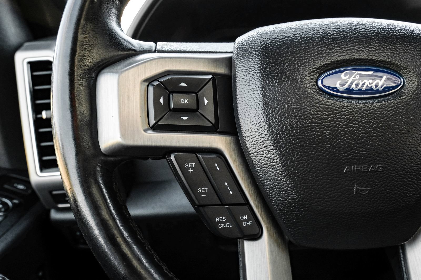 Used 2022 Ford F250 Platinum w/ FX4 Off-Road Package AWD/4WD image 22
