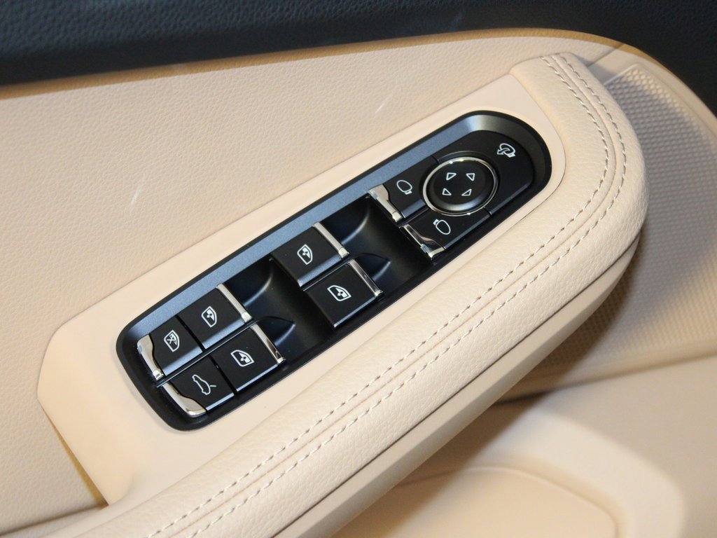 Used 2025 Porsche Macan image 15