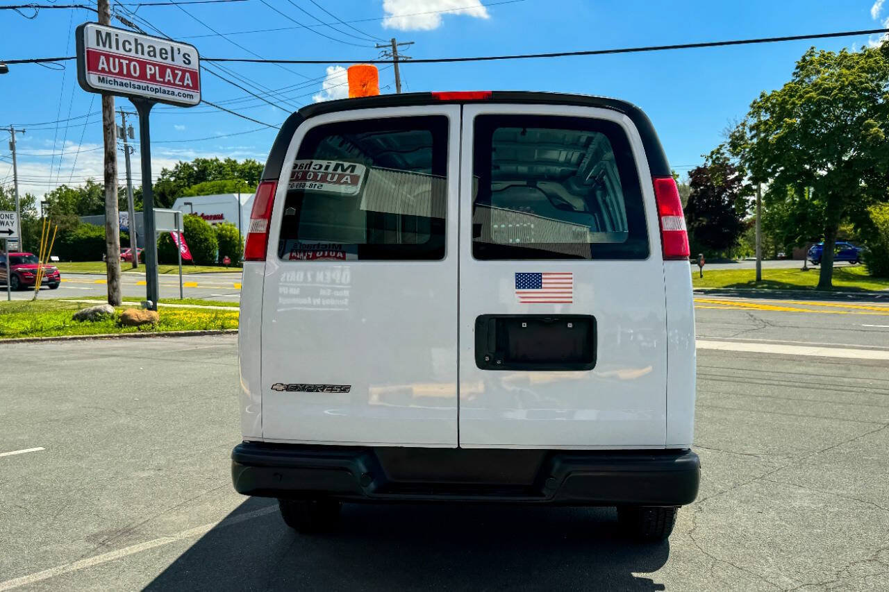 Used 2018 Chevrolet Express 2500 w/ Driver Convenience Package RWD image 5