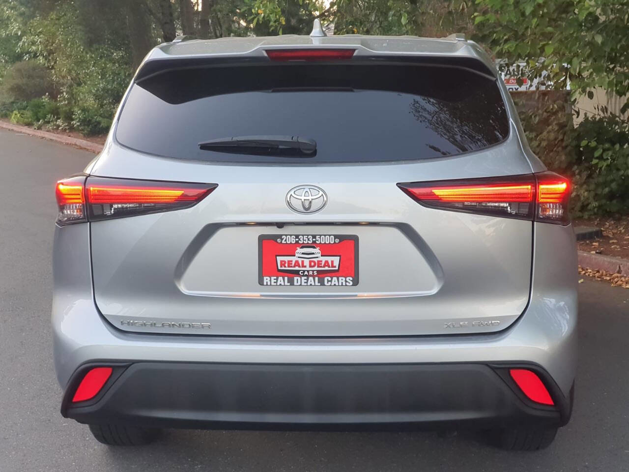 Used 2021 Toyota Highlander XLE image 6